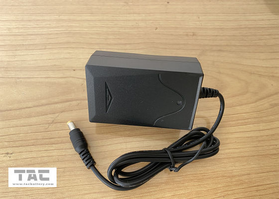 12.6V पोर्टेबल बैटरी चार्जर 2A काला रंग L78x W30x H42mm